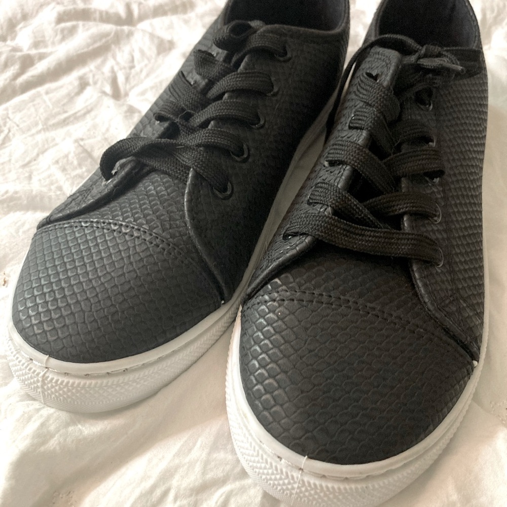 Women’s sneakers - size 9